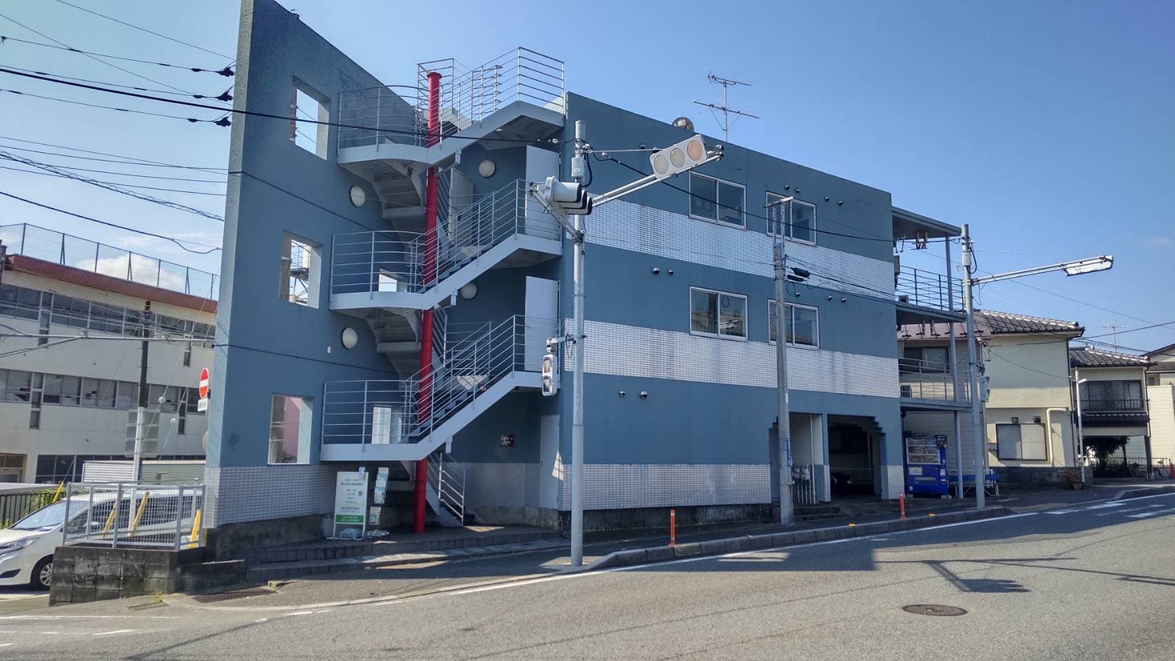 事務所が入る青い建物の外観